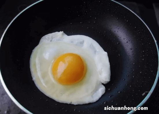 煎荷包蛋用冷油还是热油好?