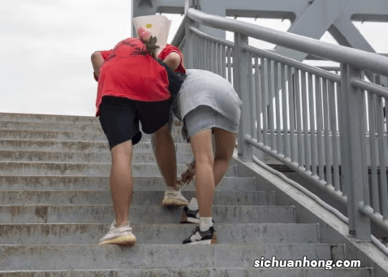 别只用拥抱来安慰女人了，这几个动作会让女人安全感大增