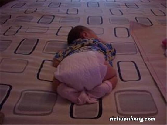 3个月宝宝训练趴睡致猝死!哪种睡姿对宝宝最好?很多家长做错