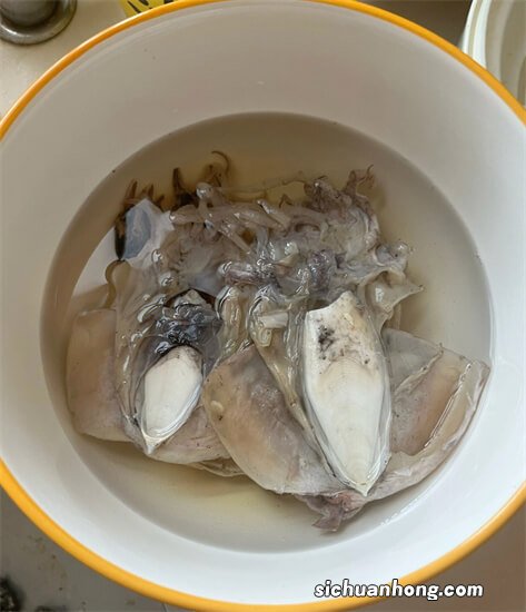 如何迅速制作出美味的发墨鱼干?