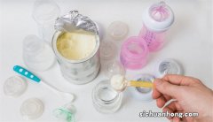无知！月嫂悬空喂奶没良心 一起看看婴儿奶粉喂养的正确方法