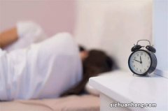 ?睡前关灯玩手机对眼睛有哪些危害 关灯玩手机的危害