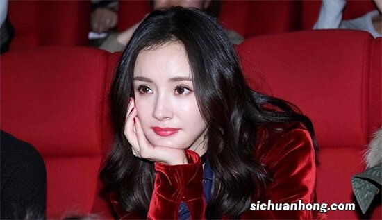 她长相秀气，却被嫌弃不够美，直到她成为了国民女神……