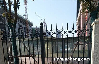 邻居私设围栏变1梯1户 女子怒踹飞 私设围栏违法吗？