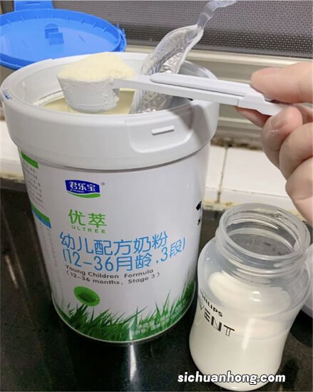 新生儿第一个月体重一般要增长600~1200g左右。