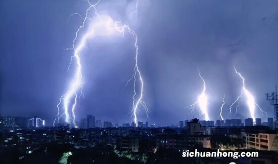 武汉大暴雨白天变黑夜 这是什么原因造成的?