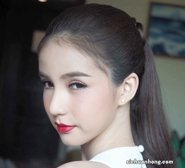 中国小伙豪掷百万娶泰国变性人皇后当老婆，真爱是不分性别的吗？