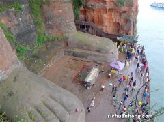 女子爬上乐山大佛头顶打坐 此行为违法吗？