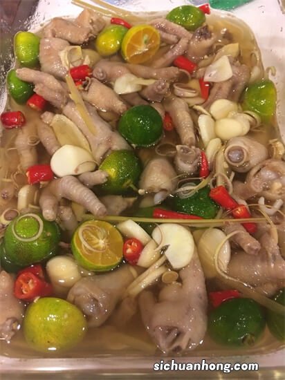 越南东涛鸡鸡爪成当地的春节美食,一只鸡叫价可达2000美元