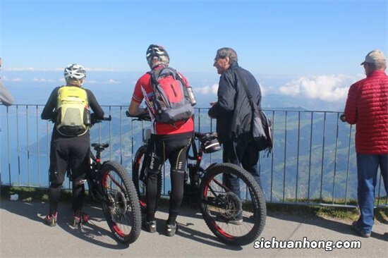 ?为何把共享单车抬上山顶 共享单车为什么不怕丢