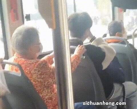 女子称儿子因让座慢被老人骂痴呆 老人是否是违法行为？