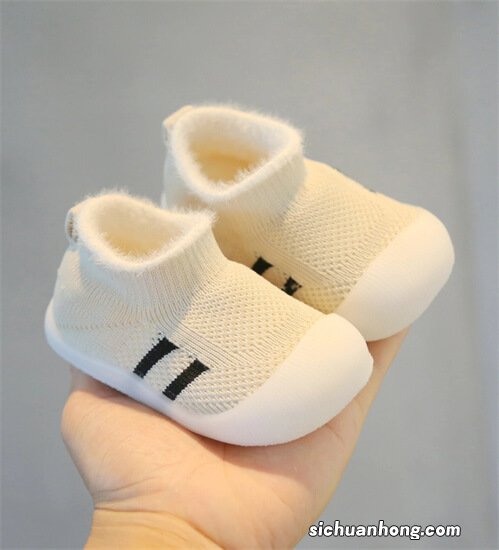 宝宝快一岁了,正在学走路,穿什么鞋子比较好?