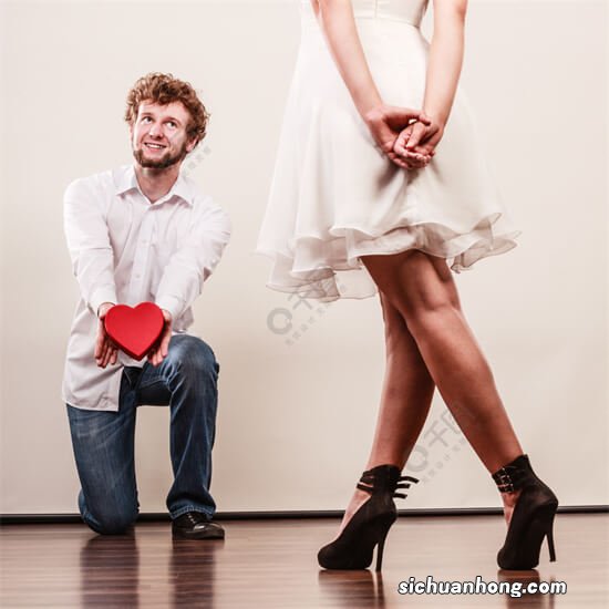 心理学:男人不爱你了,这6个小动作会露出狐狸尾巴