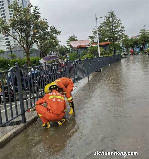 厦门强降雨辖区多处积水民众坐船疏散 现场情况怎么样了？