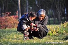 一岁孙子抽搐脑死亡，只因奶奶在辅食里加盐，医生：很多人都在做