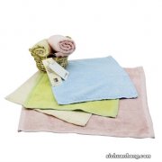 宝宝背后塞毛巾，啥操作？很多人看不懂的带娃习惯之“隔汗巾”