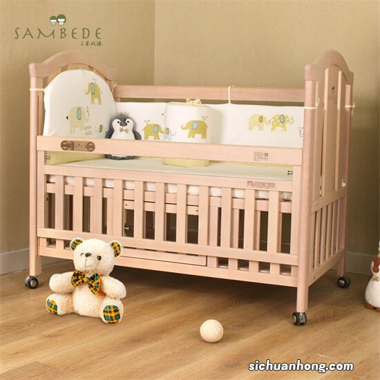 猫咪霸占婴儿床，一躺就是一上午