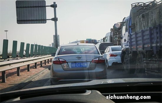 ?堵车时第一辆车在干什么呢？