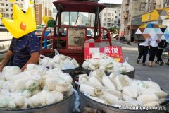 为何“有车族”愿意出来摆地摊，为房贷？为车贷？还是为海带？