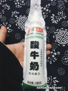 对中老年人来说，纯牛奶和酸奶哪个更适合他们？有哪些饮用事项？