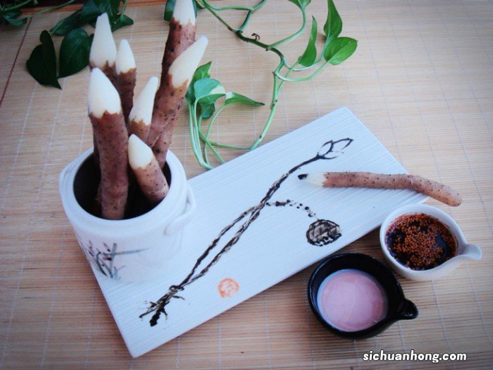 想要在家水培植物,除了花卉还能选择蔬菜,山药藤蔓长得像绿萝