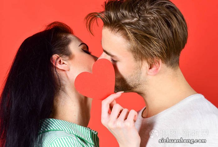 对于相爱的两个人来说，接吻是一件非常幸福的事情。