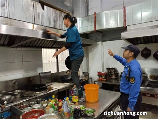 泗洪：餐馆油烟直排学校，让人够“呛”