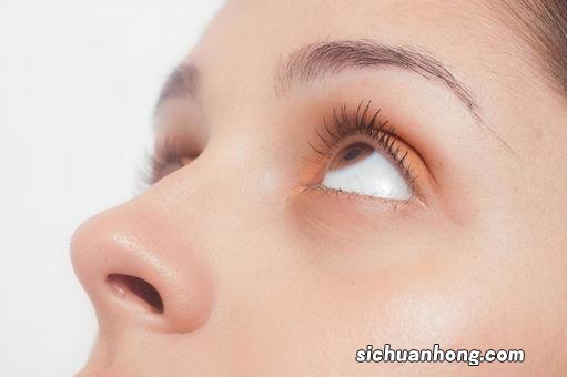 长期缺爱的女人，有4个特征很明显，愿你一条不占