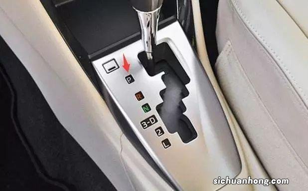 车子在高速上失控、脚刹失灵时,拧车钥匙关闭油门减速滑行可行吗?