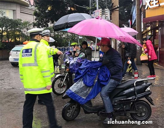 桂林人注意！电动车装伞上路要挨罚款了！有人已经挨着了！