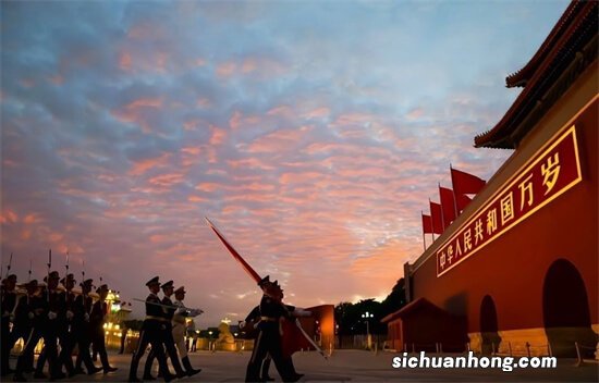 别再用抹布搞清洁了！轻轻一喷去掉陈年油污，抱枕内部也能清洁