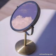 萌宠：大熊猫把宝宝搂在怀里贴贴 母爱有多幸福？