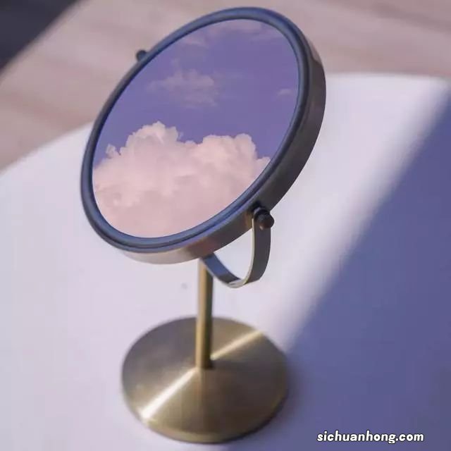 萌宠：大熊猫把宝宝搂在怀里贴贴 母爱有多幸福？