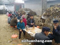 村霸因门前空地殴打邻居老人