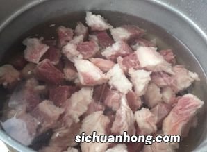 过年炖牛肉，直接焯水是大忌，多做多放，特别软烂不塞牙