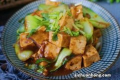 『扒皮鱼炖豆腐』~~~特点：豆腐鲜嫩，鱼肉鲜美，酱香浓郁