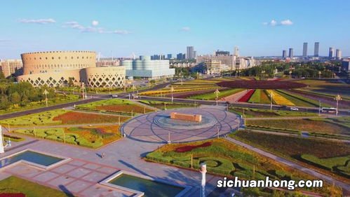 鄂尔多斯是一个四线城市，位于内蒙古自治区西南部，矿产资源丰富。