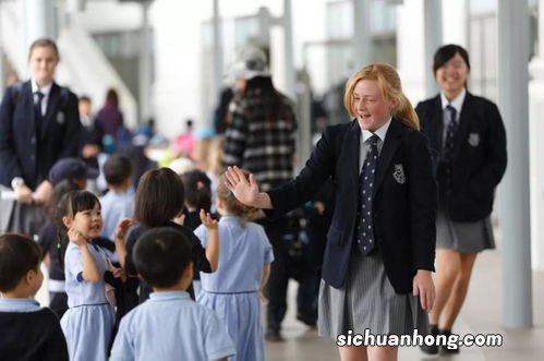 学校有引诱新生的嫌疑