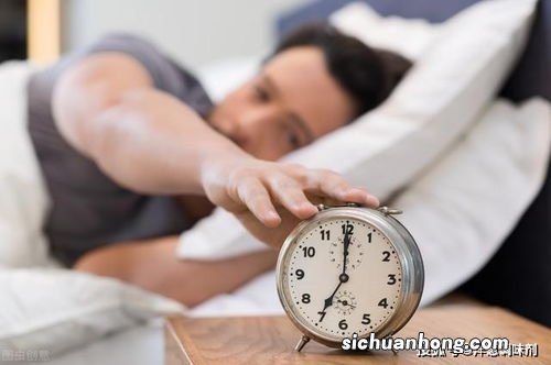 多个闹钟让人深陷“睡眠沼泽”