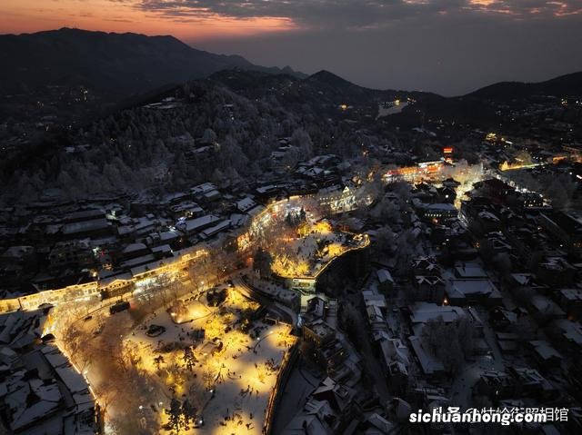 江西庐山：雪后牯岭小镇入夜宛如童话世界