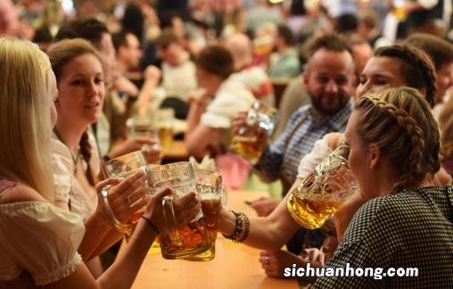 黑啤酒黄啤酒夏天应该喝哪种 不管好坏喝酒都要适量