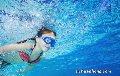 游泳时耳朵进水该怎么办