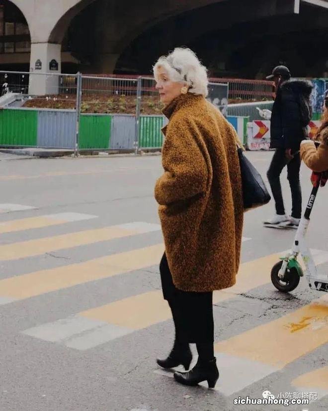 被“巴黎奶奶”圈粉了!舒适的穿搭,优雅的体态,到老也美丽