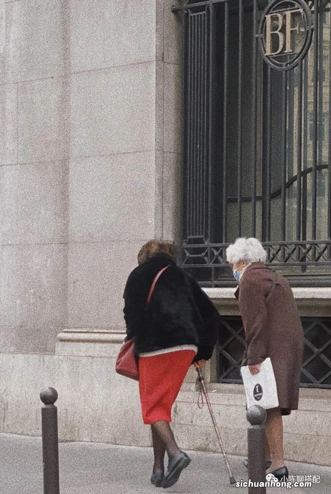 被“巴黎奶奶”圈粉了!舒适的穿搭,优雅的体态,到老也美丽