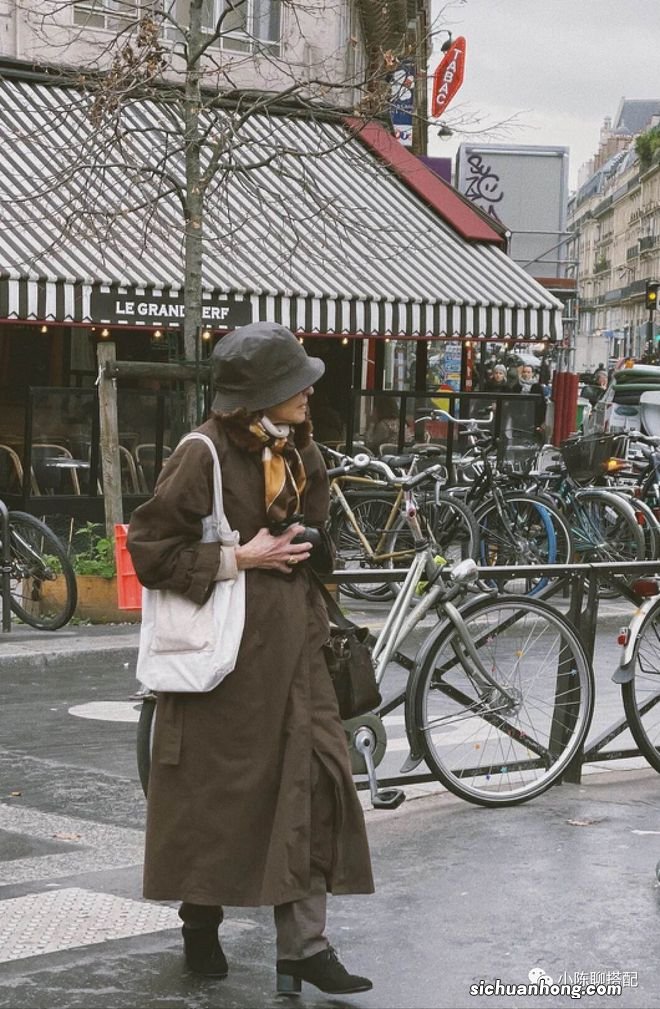被“巴黎奶奶”圈粉了!舒适的穿搭,优雅的体态,到老也美丽