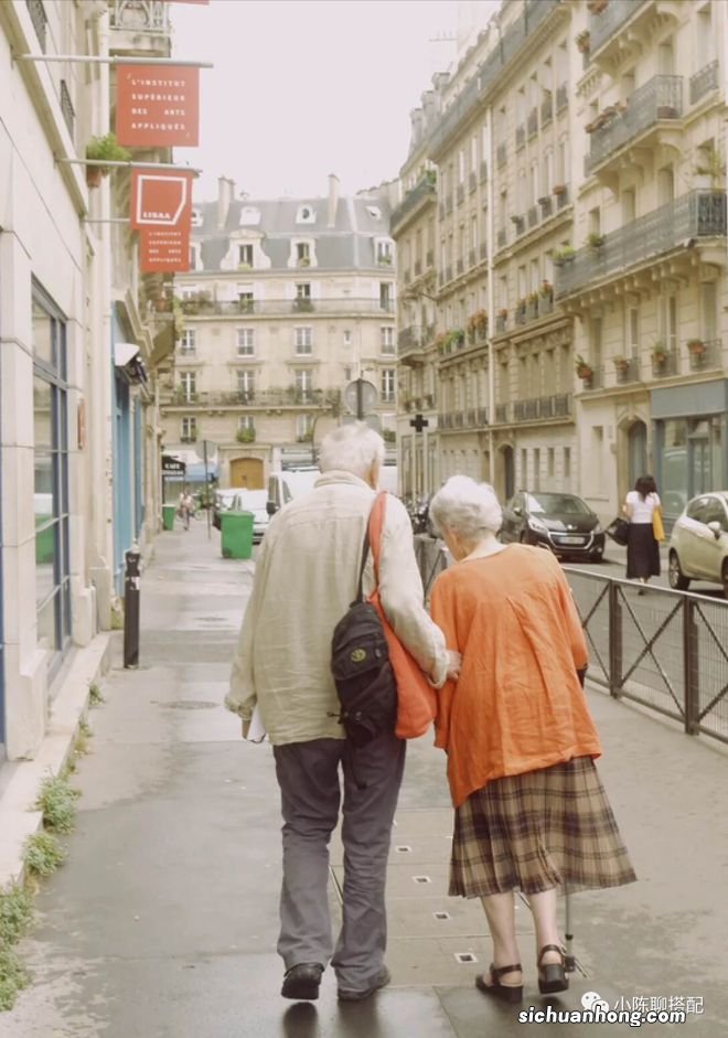 被“巴黎奶奶”圈粉了!舒适的穿搭,优雅的体态,到老也美丽