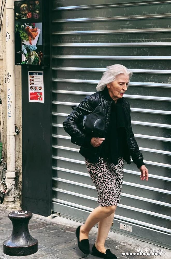被“巴黎奶奶”圈粉了!舒适的穿搭,优雅的体态,到老也美丽