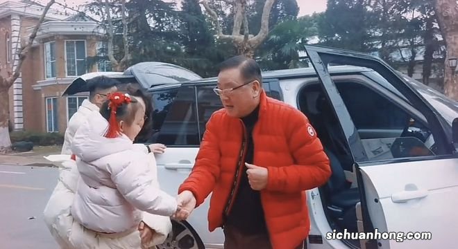 苗苗晒视频曝光儿子小名,姐弟俩如复制粘贴,餐厅面积超大惹人羡