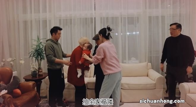 苗苗晒视频曝光儿子小名,姐弟俩如复制粘贴,餐厅面积超大惹人羡