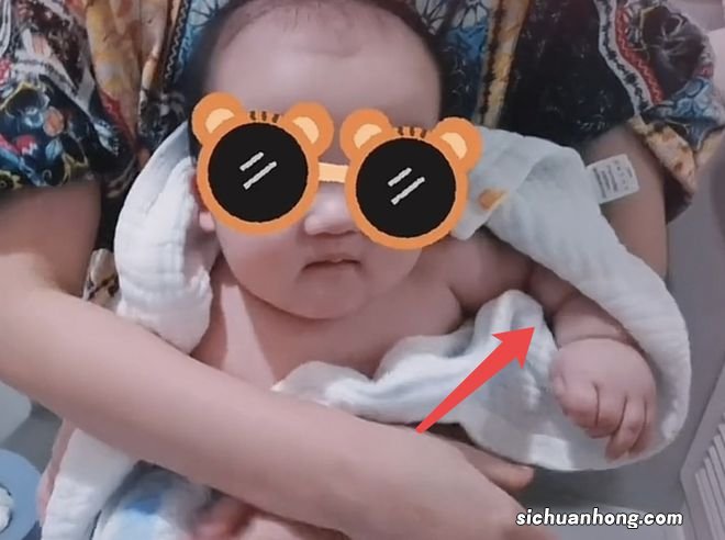 苗苗晒视频曝光儿子小名,姐弟俩如复制粘贴,餐厅面积超大惹人羡